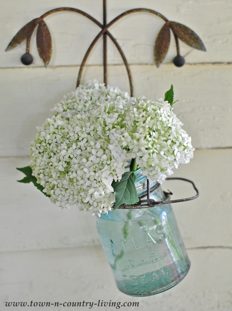 10 Easy Ways to Add Farmhouse Charm to Your Porch Decor| Farmhouse Charm Decor, Porch Decor, Porch Decor Ideas, Farmhouse Home Decor, Farmhouse Home