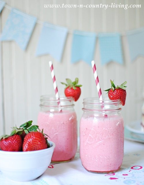 Strawberry Julius: The Perfect Summer Drink