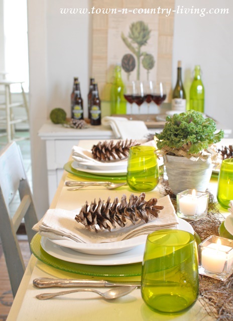 Green and White Modern Country Table Setting. #TurkeyDinnerTablescape
