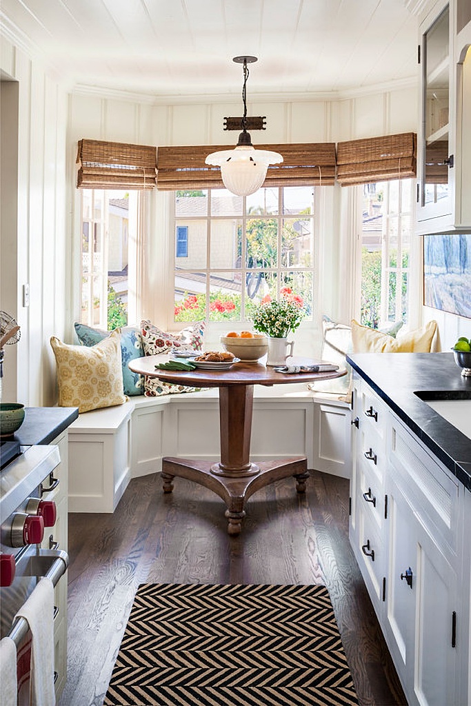 banquette dining in a bay window