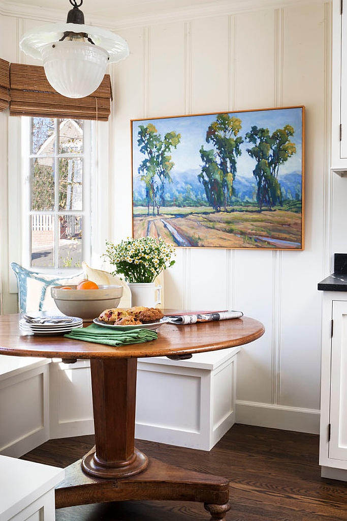 banquette dining in a bay window