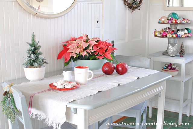 Christmas Decorating in the Breakfast Nook