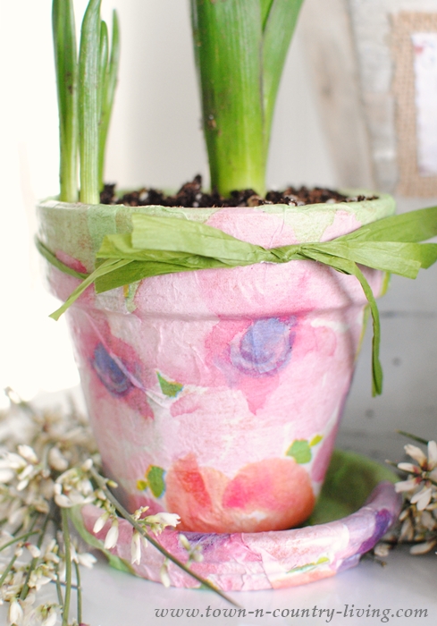 How to decoupage terra cotta pots with paper napkins.