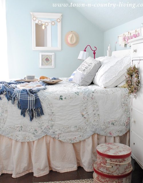 Vintage Bedding with a Wedding Ring Quilt