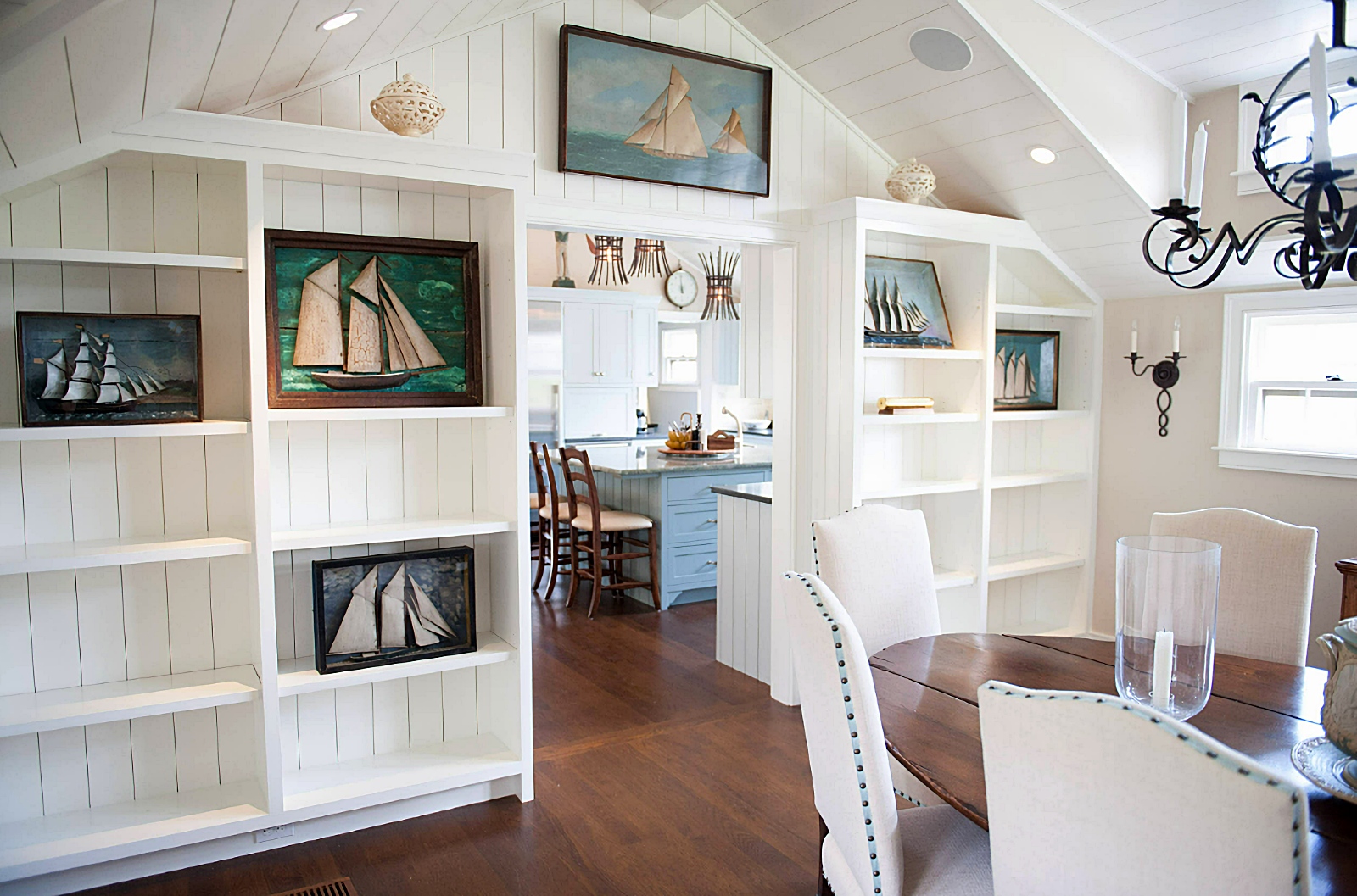 beach home dining room with built-in shelves
