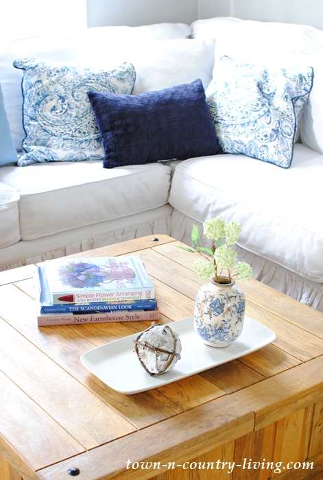 how to select the right coffee table, wood coffee table, farmhouse style, decorating ideas, family room ideas