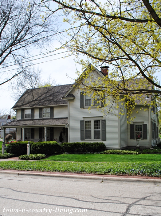 historic homes, Geneva, Illinois, front porch, clapboard house