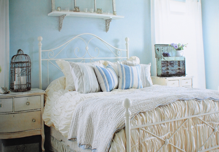 Romantic prairie style bedroom by Fifi O'Neill