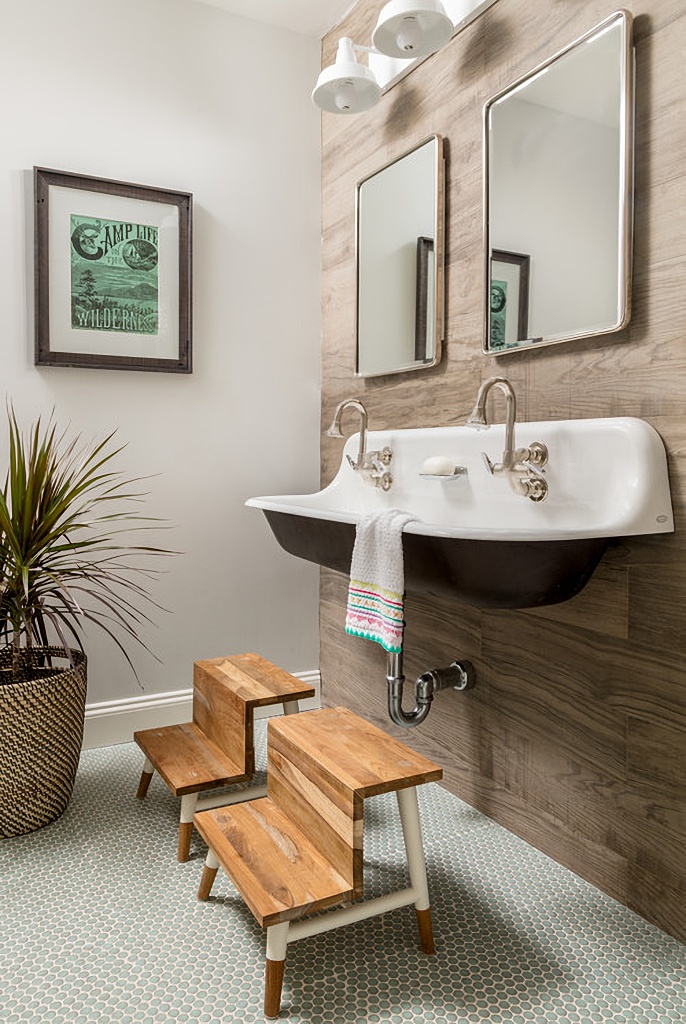 farmhouse bathroom