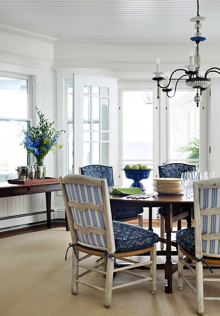 beach style dining room