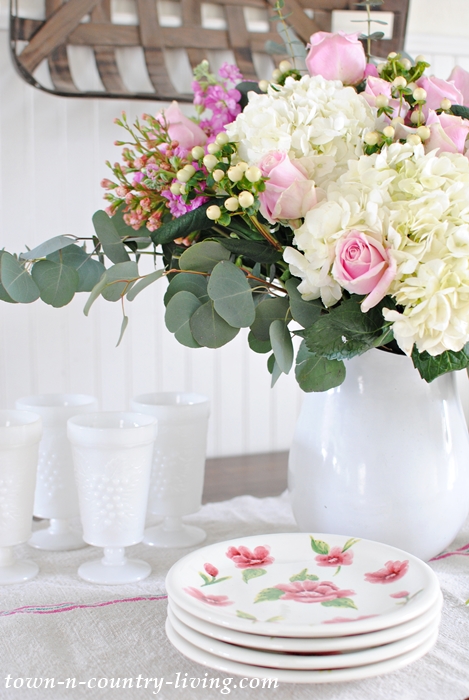 How to Arrange Flowers for a Beautiful Centerpiece