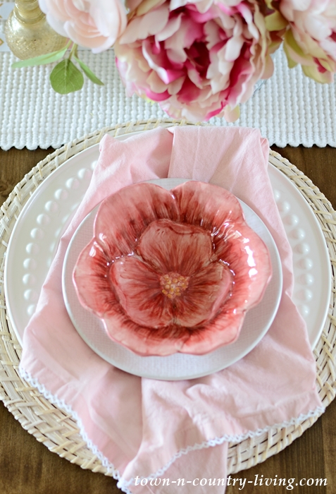 Pink and White Table Setting for Summer