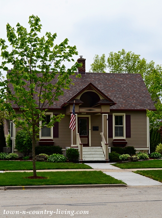 Cozy Brown Clapboard Cottage in Eclectic Neighborhood