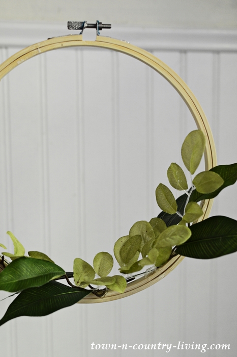 How to Make an Embroidery Hoop Wreath