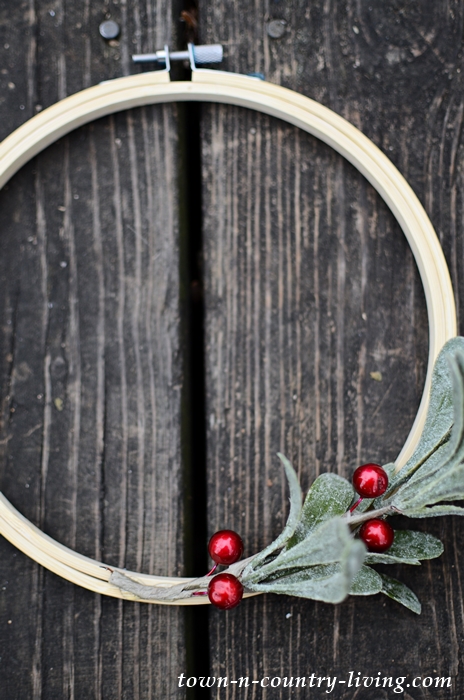 How to Make an Embroidery Hoop Christmas Wreath