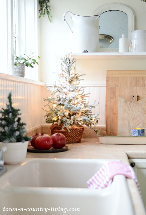 Holiday Home Tour - A Country Style Christmas Kitchen