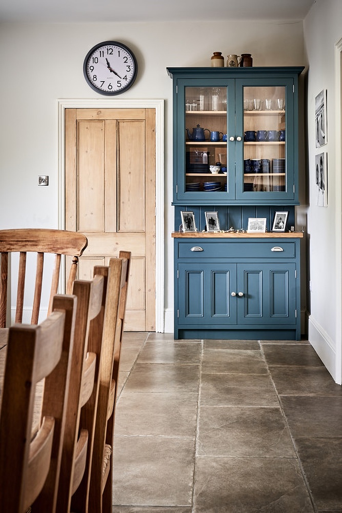 traditional farmhouse kitchen with painted cabinets