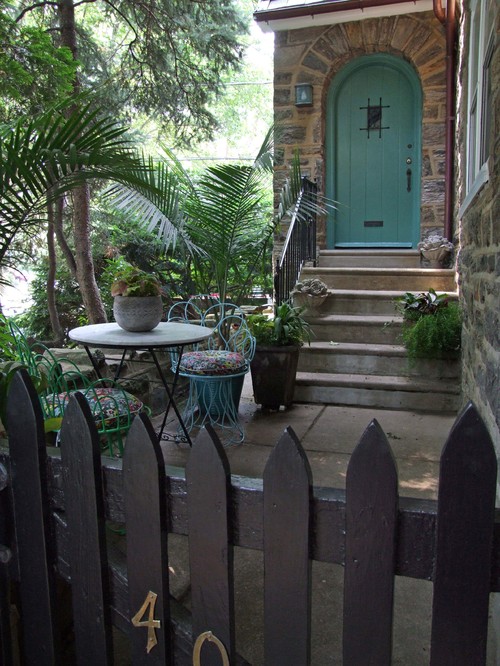 Cozy Courtyard in Fenced Front Yard