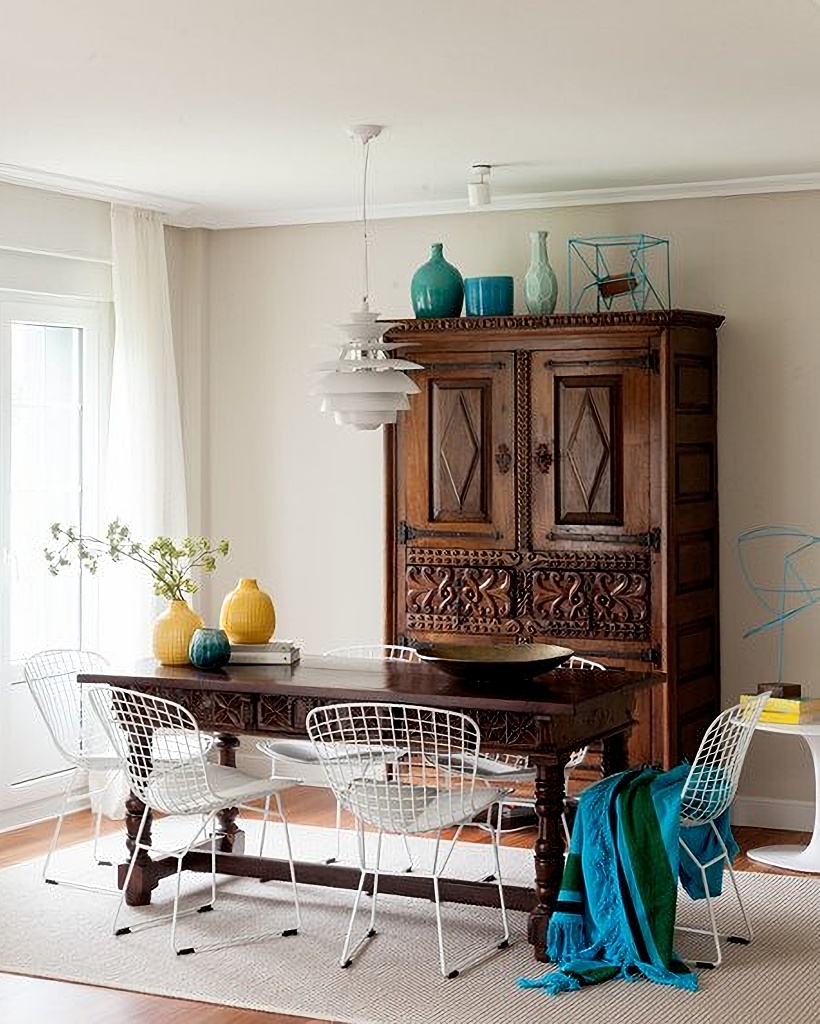 beach style dining room