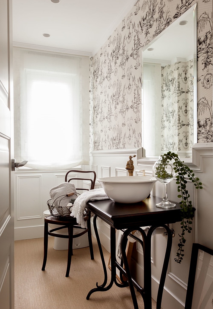 black and white bathroom