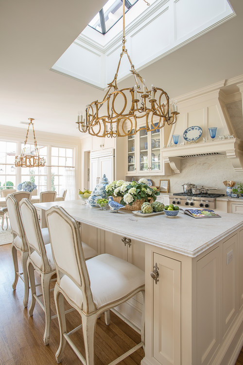 Traditional Kitchen in Cream and Blue