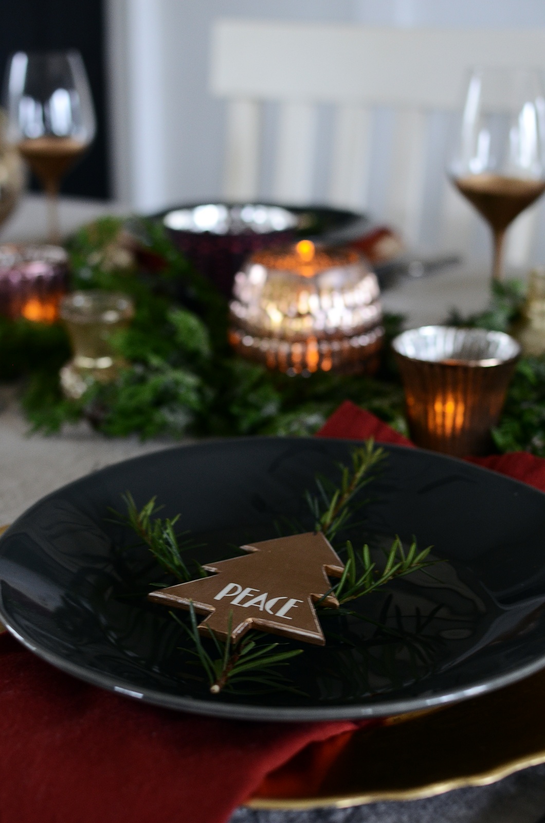 A Low Profile Christmas Table Setting