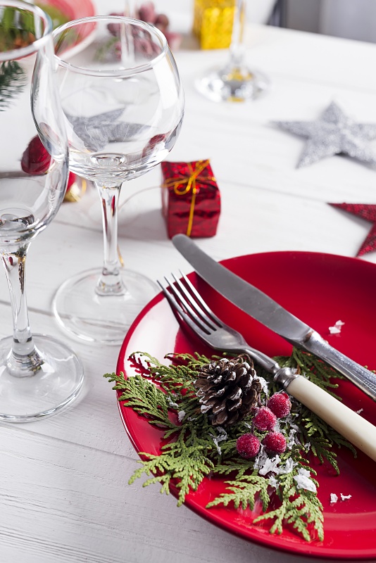Red and White Christmas Table Setting