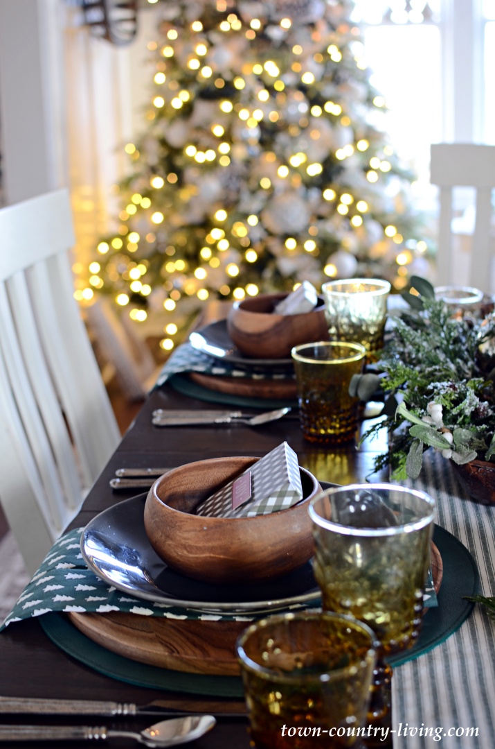 Christmas Table Setting: Wood and Dark Green