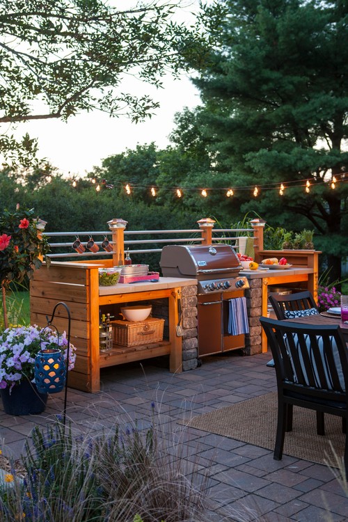 Affordable Outdoor Kitchen Idea That’s Pretty, Too!