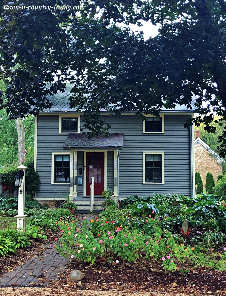 Gray Blue Cottage in Historic Grand Detour