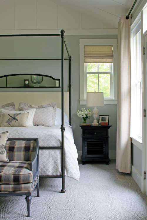 4-poster metal bed in traditional bedroom