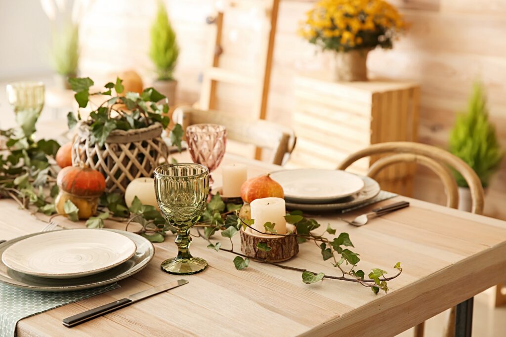 Trailing plant as centerpiece for Thanksgiving table setting