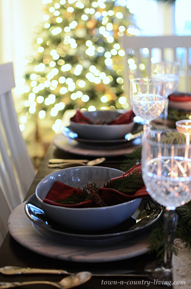 Natural and Romantic Christmas Table Setting