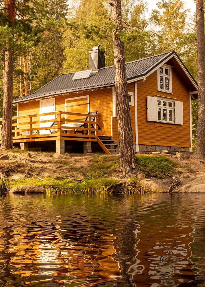 Off-grid Norwegian cabin in the woods 