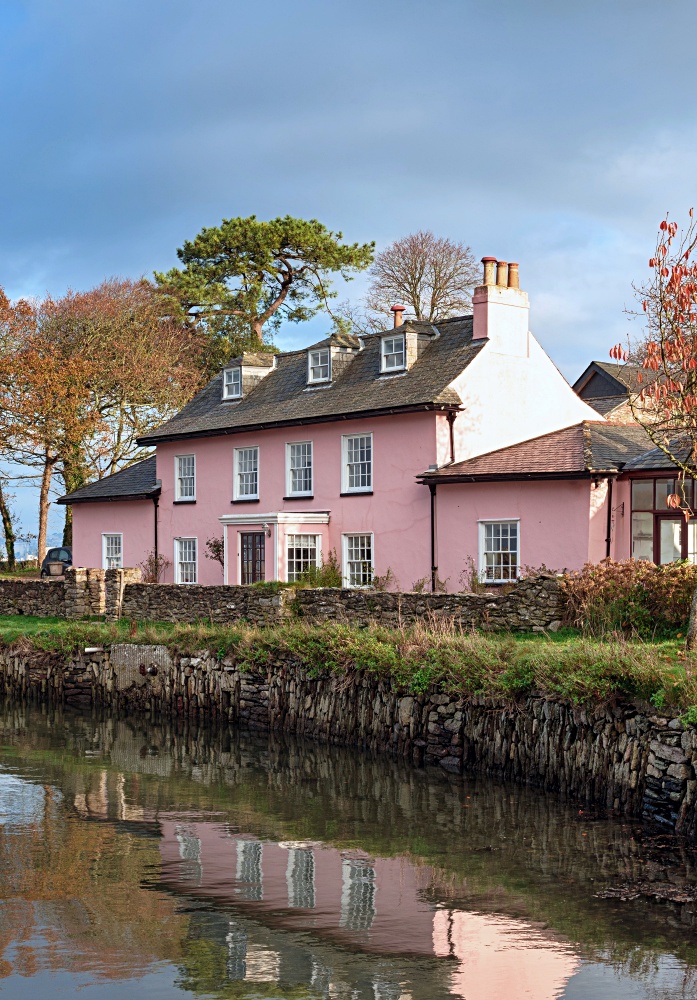 Pink cottage in Cornwall, U.K.