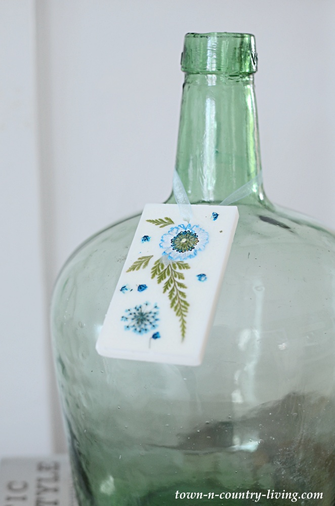 How to make wax sachets using pressed flowers
