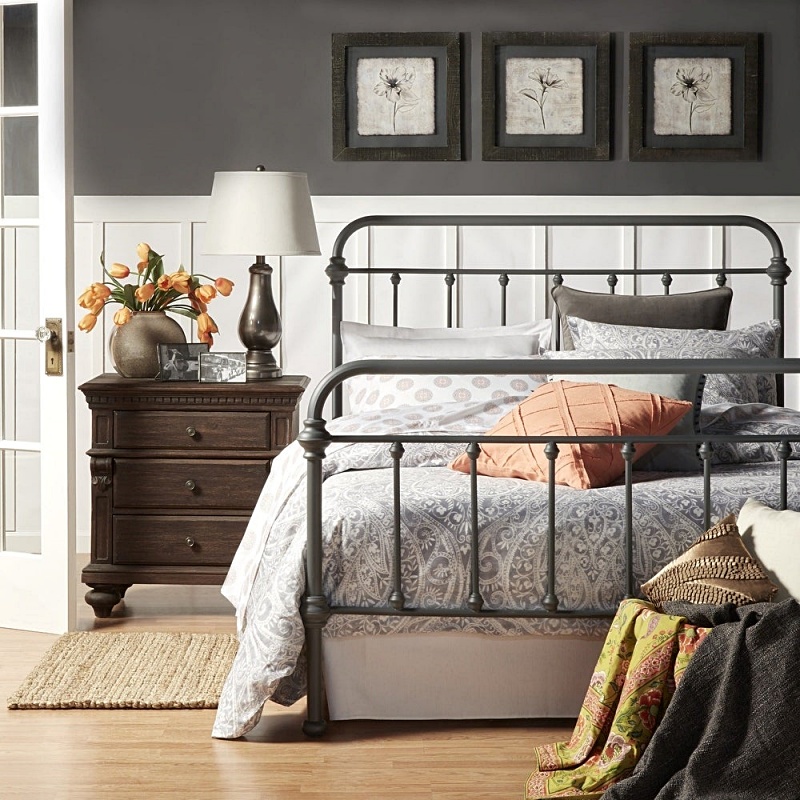 Country Style Metal Beds for a Small Bedroom