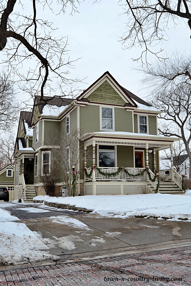 Green Victorian home in Downers Grove, Illinois