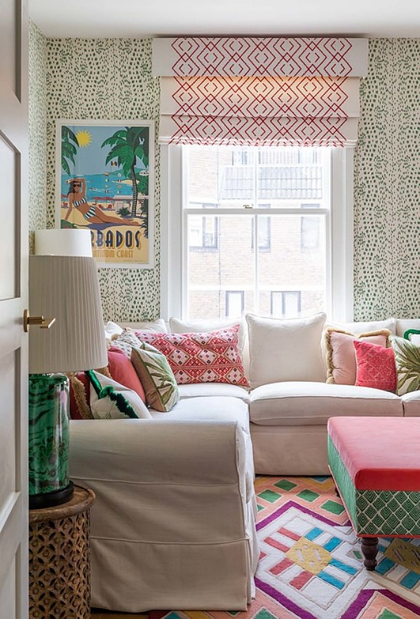 Sala de estar eclética e colorida com sofá secional branco