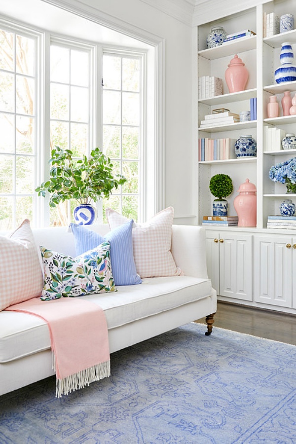 elegante sala de estar em tons pastéis em rosa, azul e branco