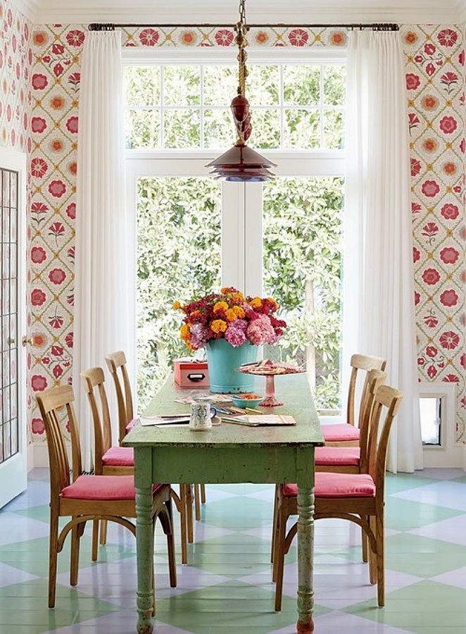 Sala de jantar vintage rosa e verde com mesa de fazenda