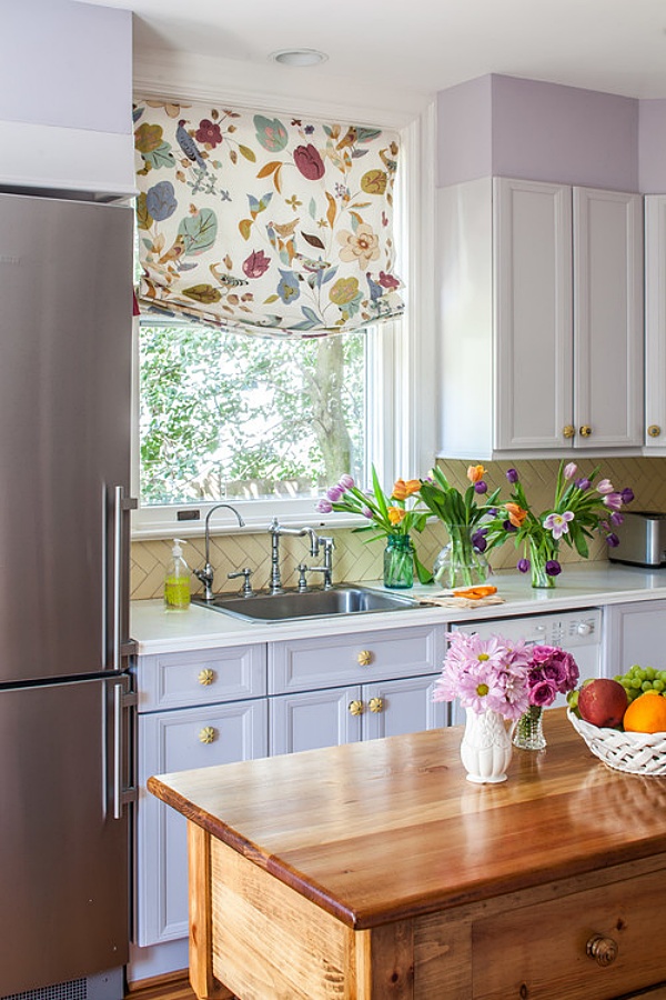 Colorful rooms - spring flowers in the kitchen