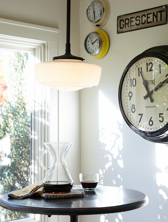 black retro kitchen clock