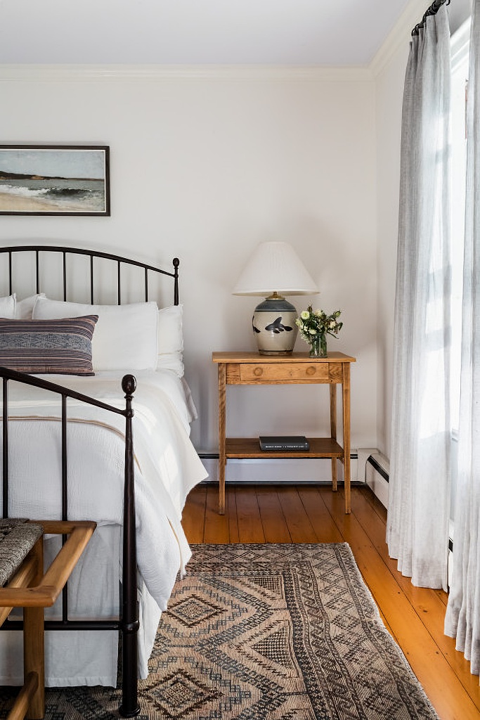 Colonial style bedroom