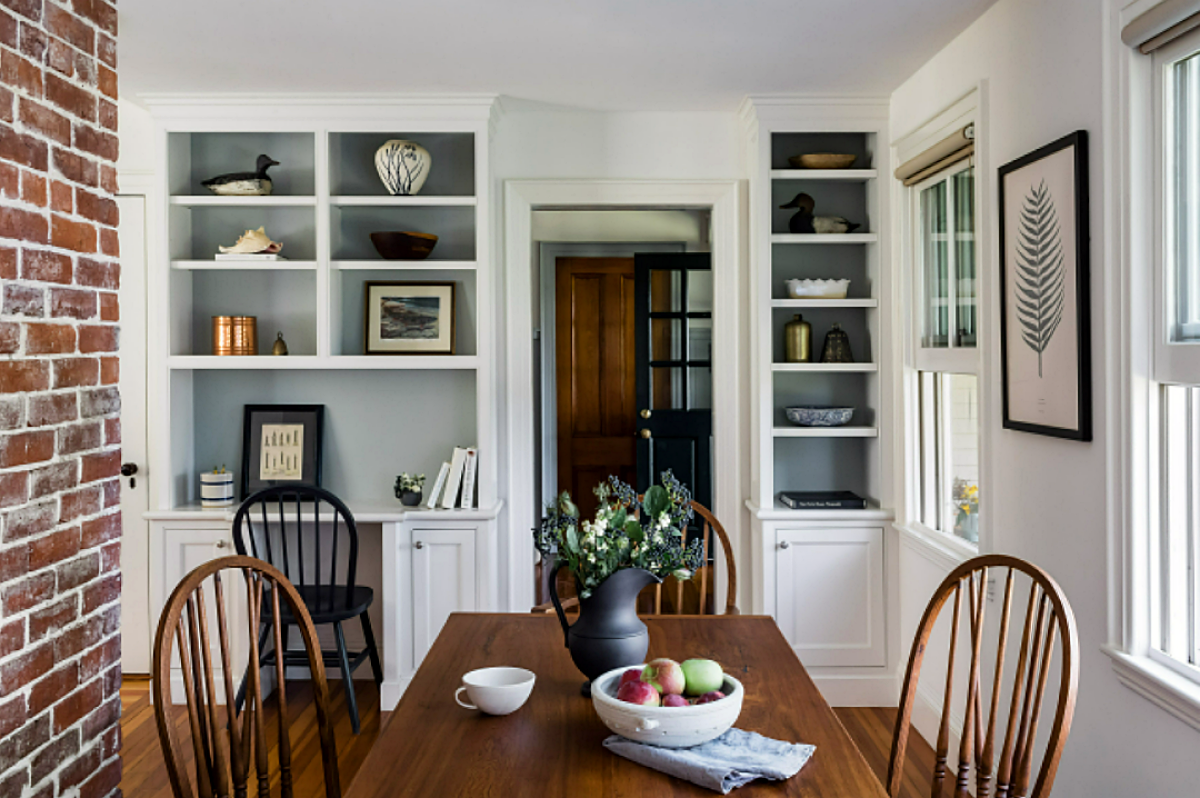 Colonial style dining room