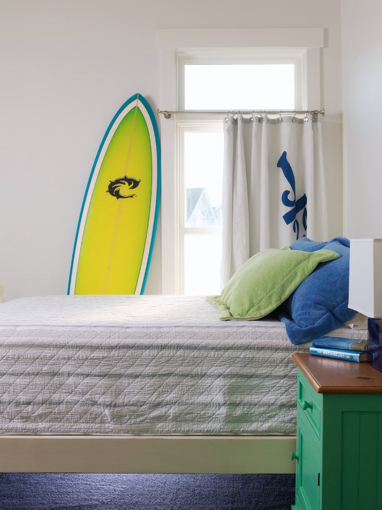 Beach style bedroom with surfboard as décor