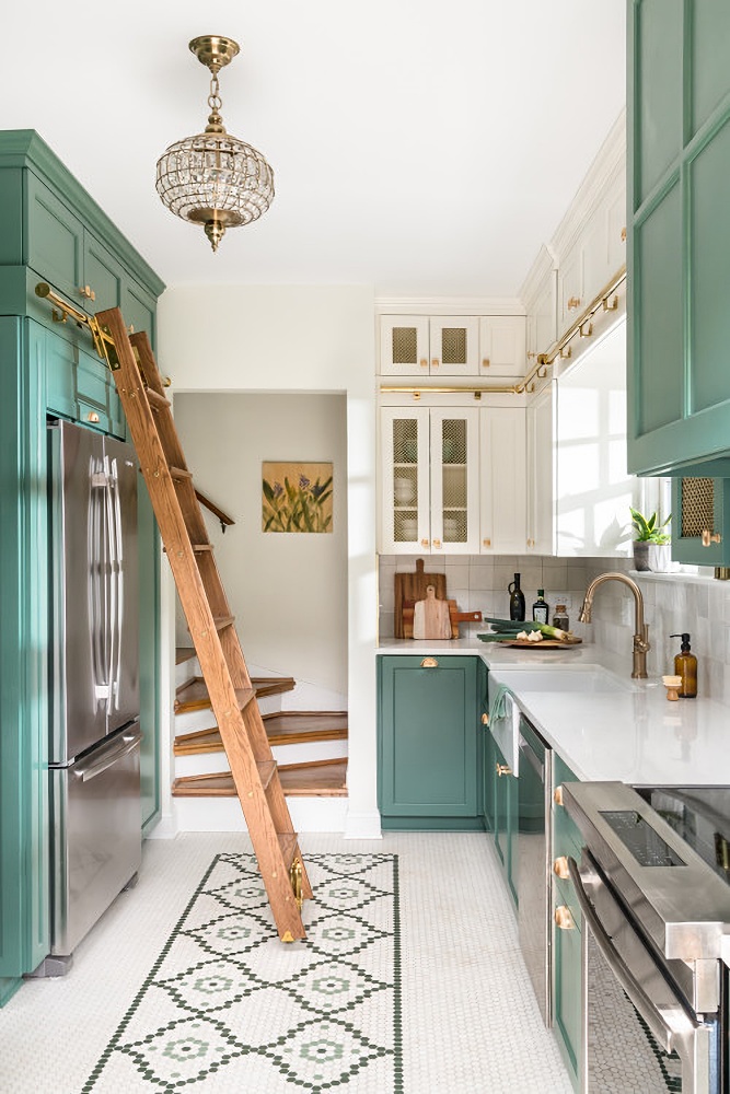 Green and White Kitchen: Small But Functional