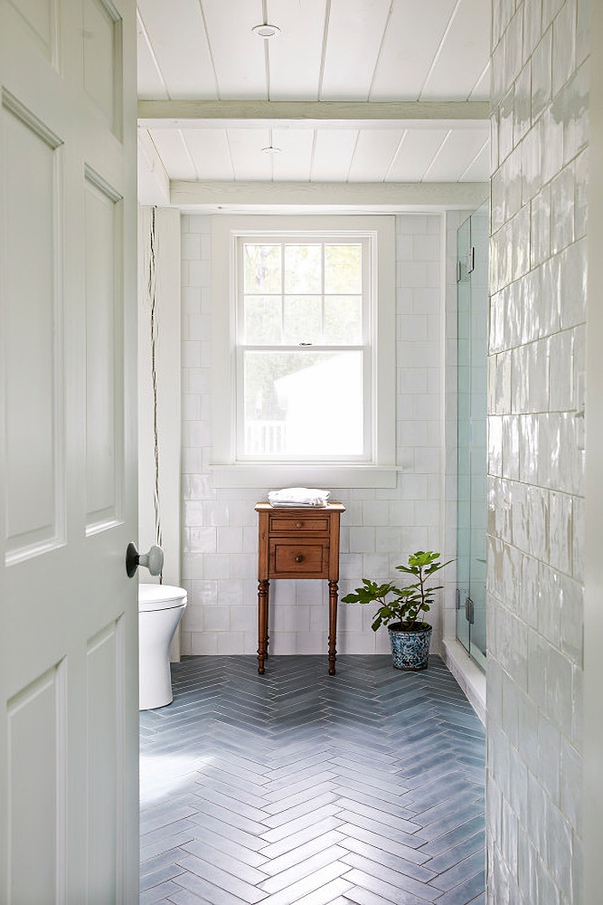 Beach style bathroom in blue and white