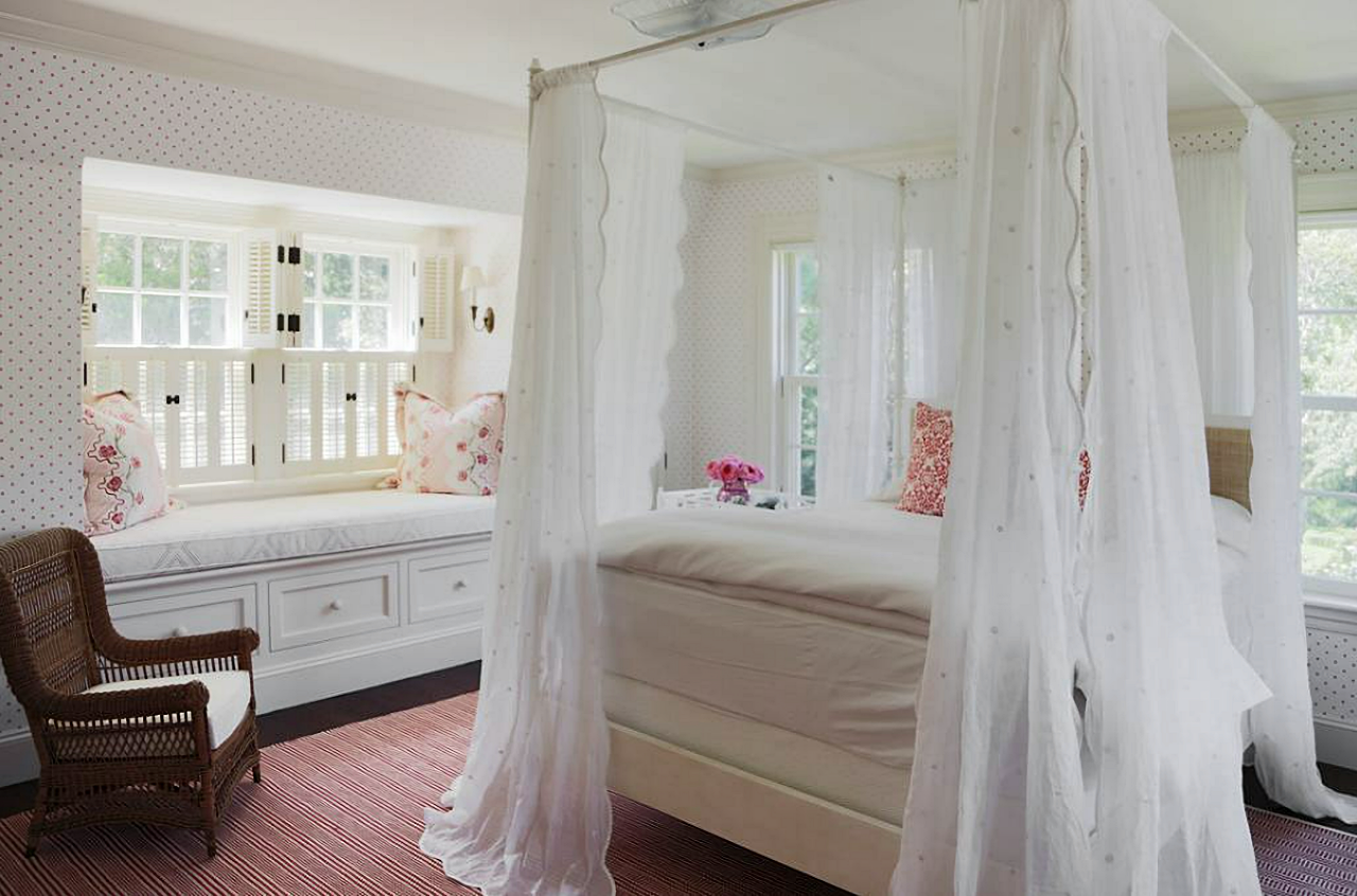 Curtained four-poster bed