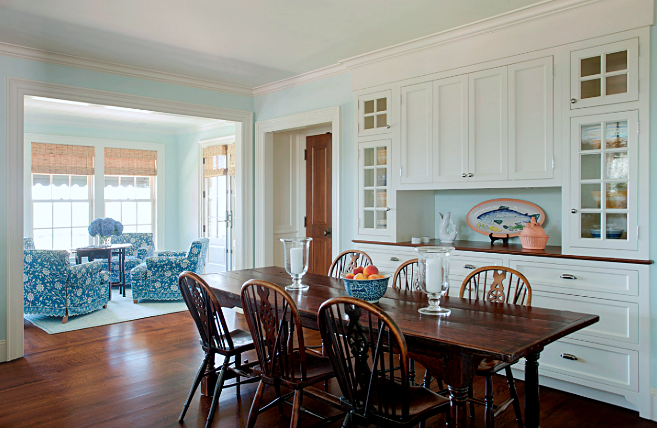 Traditional dining room with Windsor chairs